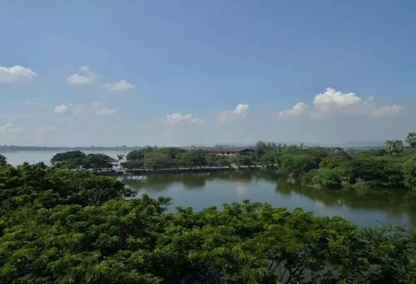 هتل Mandalay Kandawgyi Inn