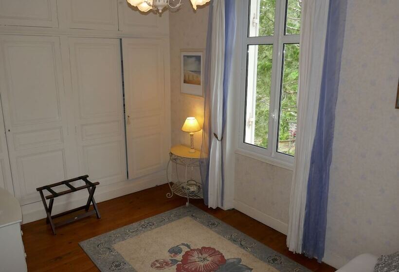 Bed and Breakfast Manoir De Tireveste