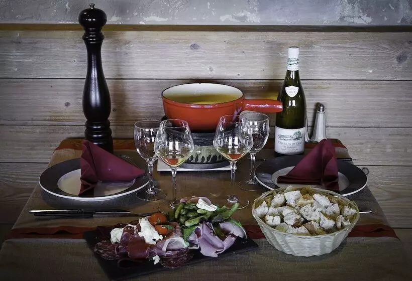 ホテル Hôtel Restaurant Bois Joly