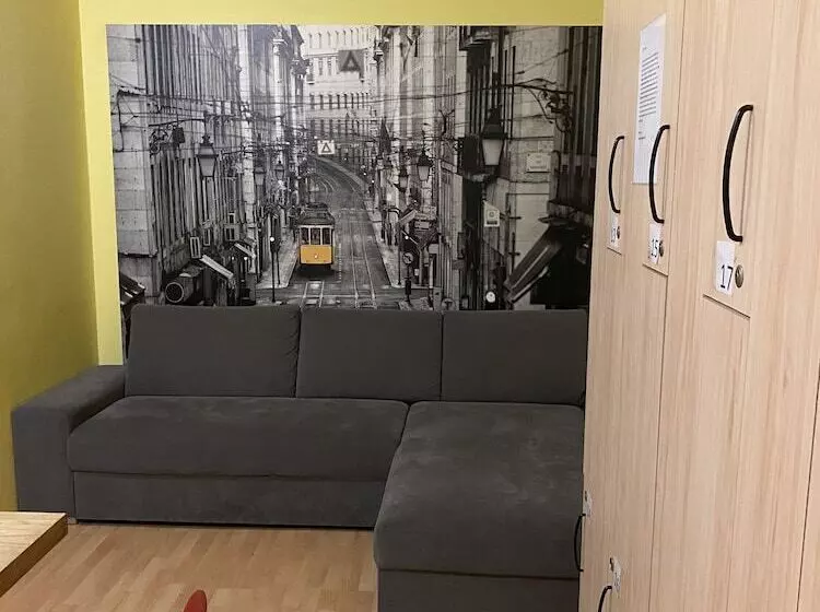 هاستل Easy Housing