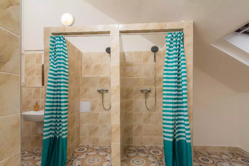 هاستل Easy Housing