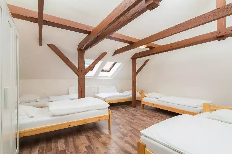 هاستل Easy Housing