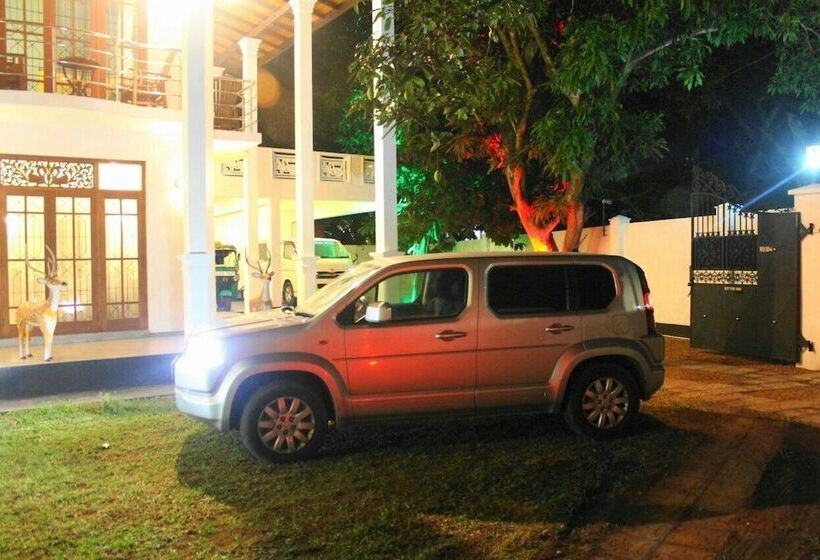 فندق Mahakumara White House