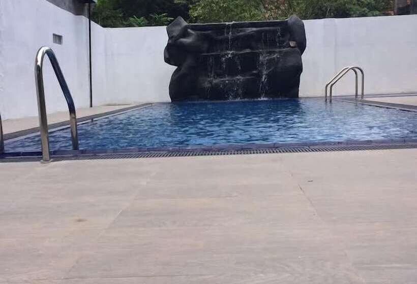 فندق Mahakumara White House