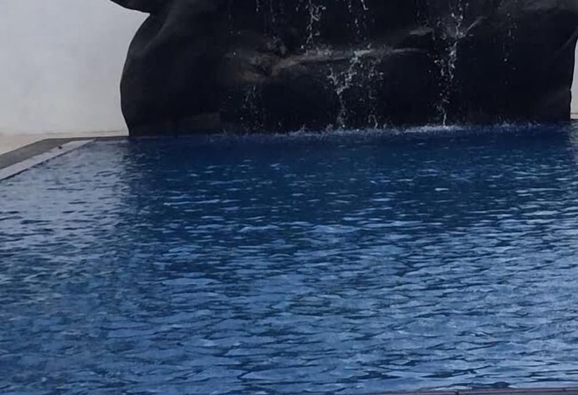 فندق Mahakumara White House