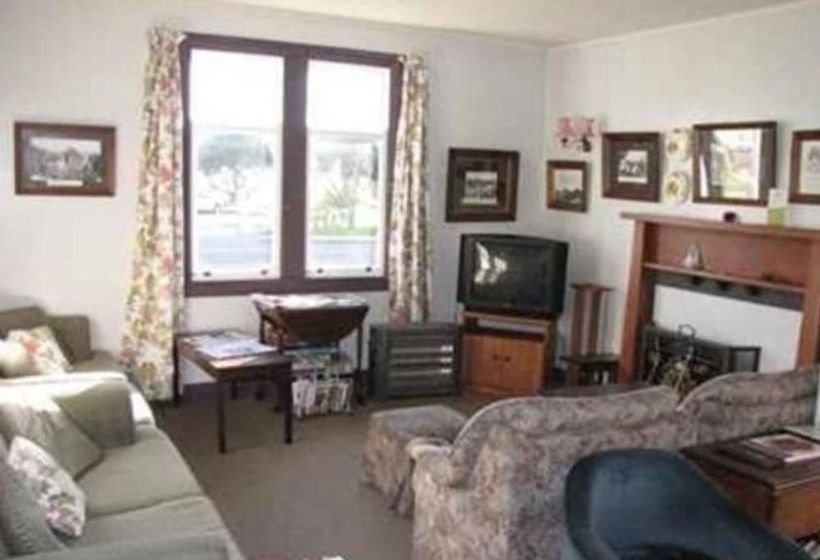 Barnacles Seaside Inn Hostel