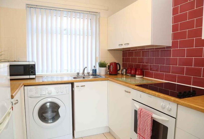 Perfect Central City Location   Parking   4 Beds   2 Bedrooms