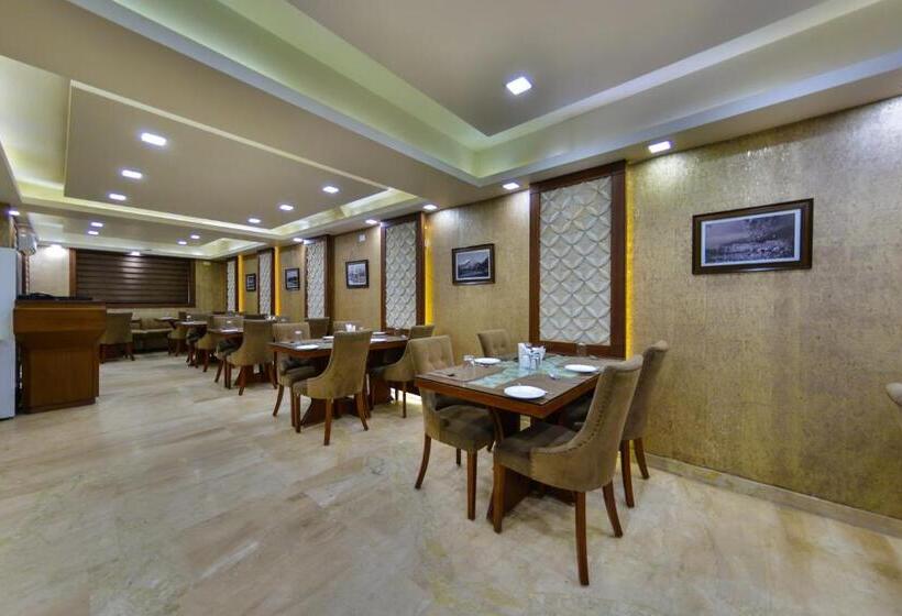 בית מלון כפרי Clarks Inn Srinagar