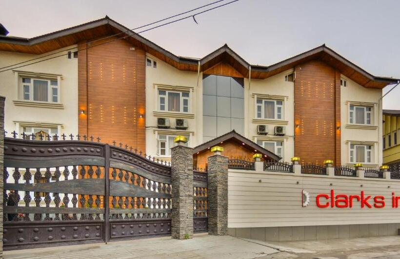בית מלון כפרי Clarks Inn Srinagar