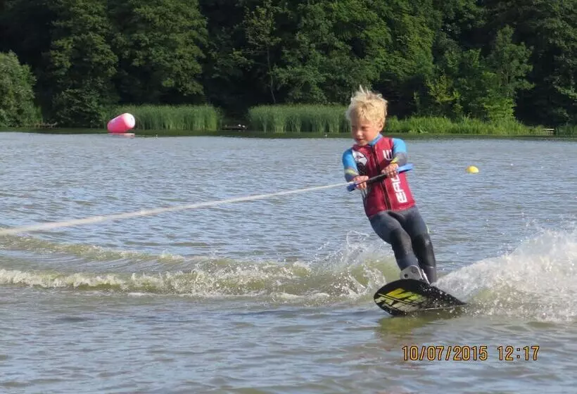 ホテル Gosfield Lake Resort