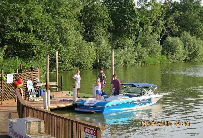 ホテル Gosfield Lake Resort