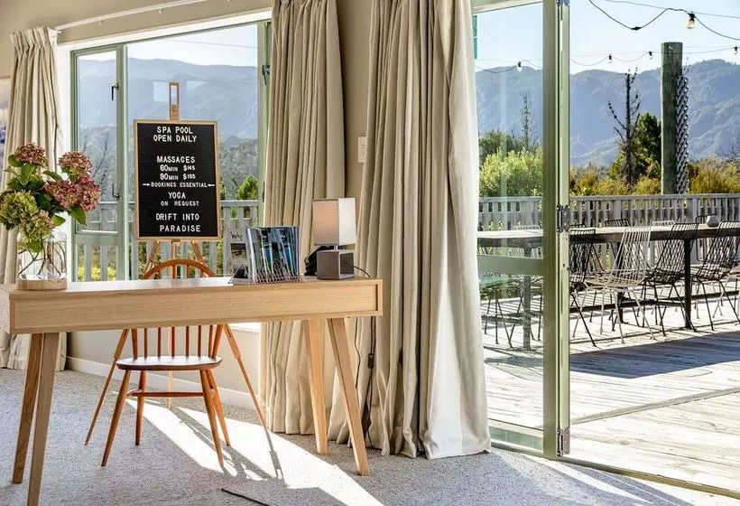 ホテル Split Apple Lodge  Boutique Eco Lodge & Spa
