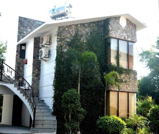 Hotel The Roar Resort