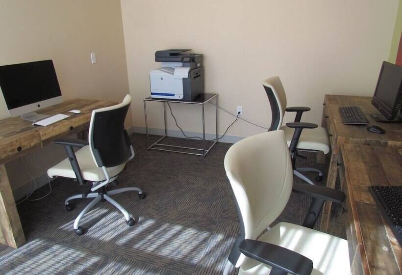 Resort Style Walk To The Beach