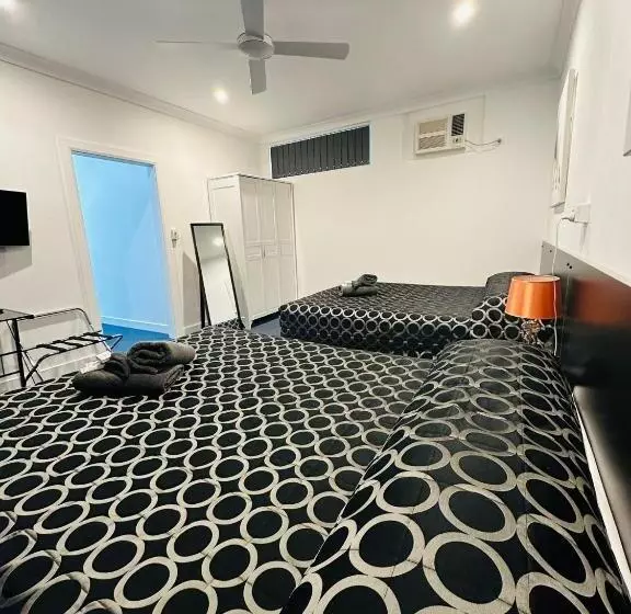 Twin Swans Motel