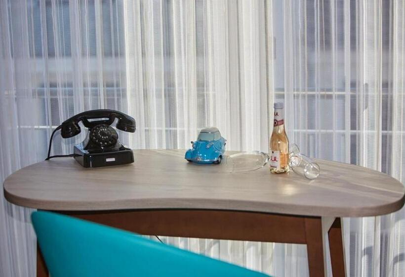 Bernstein Hotel 50`s Seaside Motel