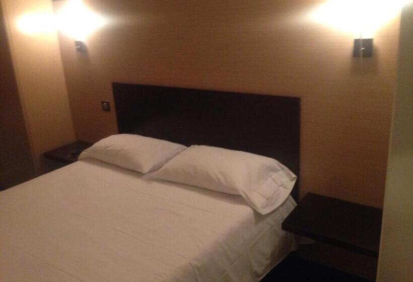 Отель Hôtel Akena Pierrelaye