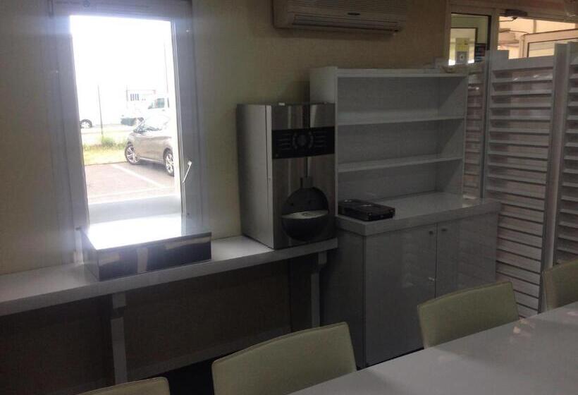 Отель Hôtel Akena Pierrelaye