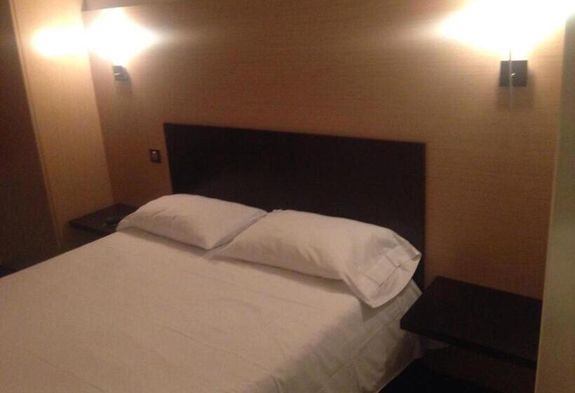 Отель Hôtel Akena Pierrelaye