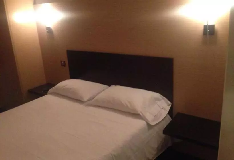 Hotelli Hôtel Akena Pierrelaye