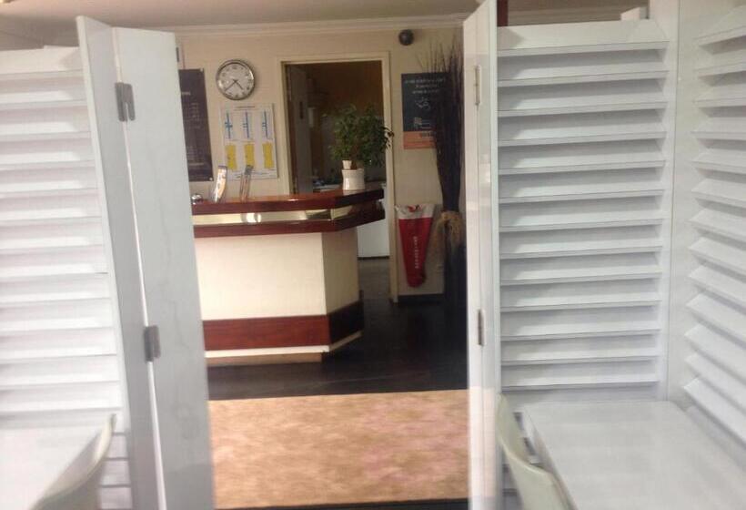 Отель Hôtel Akena Pierrelaye