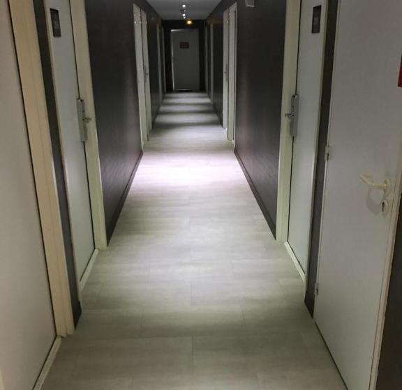 Отель Hôtel Akena Pierrelaye