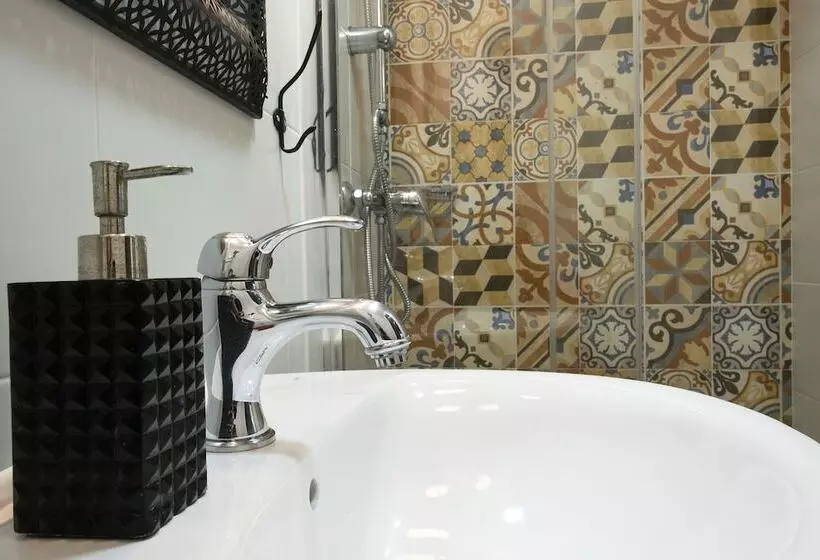 هتل Abracadabra Suites