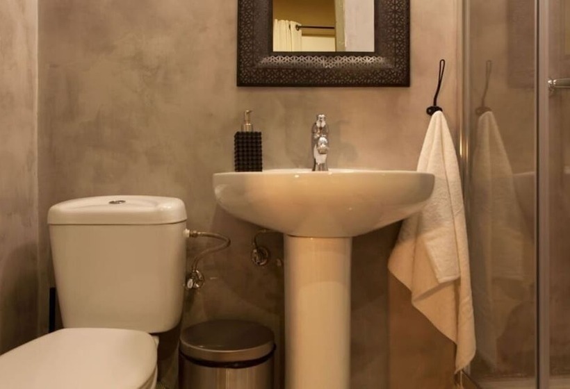 هتل Abracadabra Suites