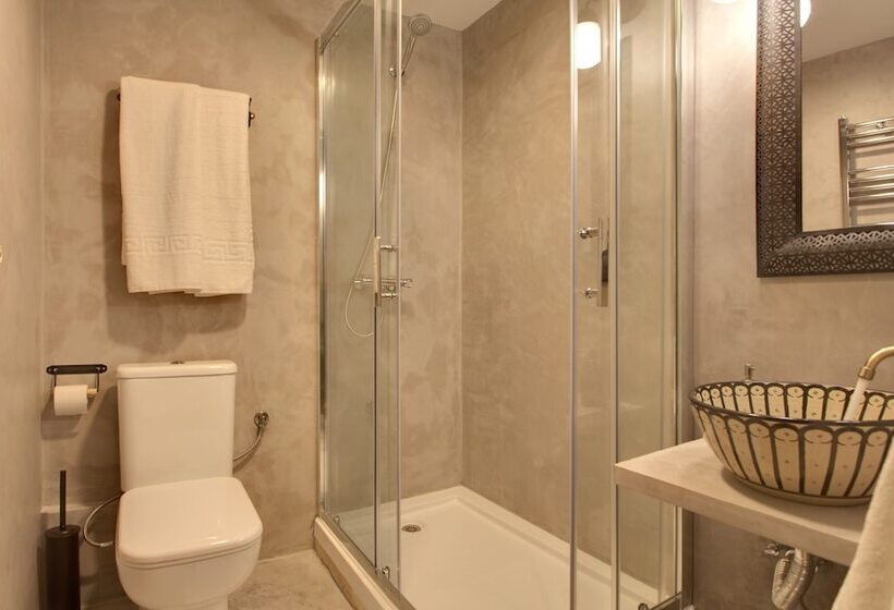 هتل Abracadabra Suites