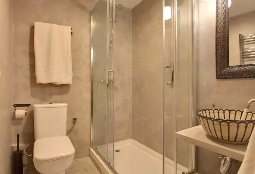 هتل Abracadabra Suites