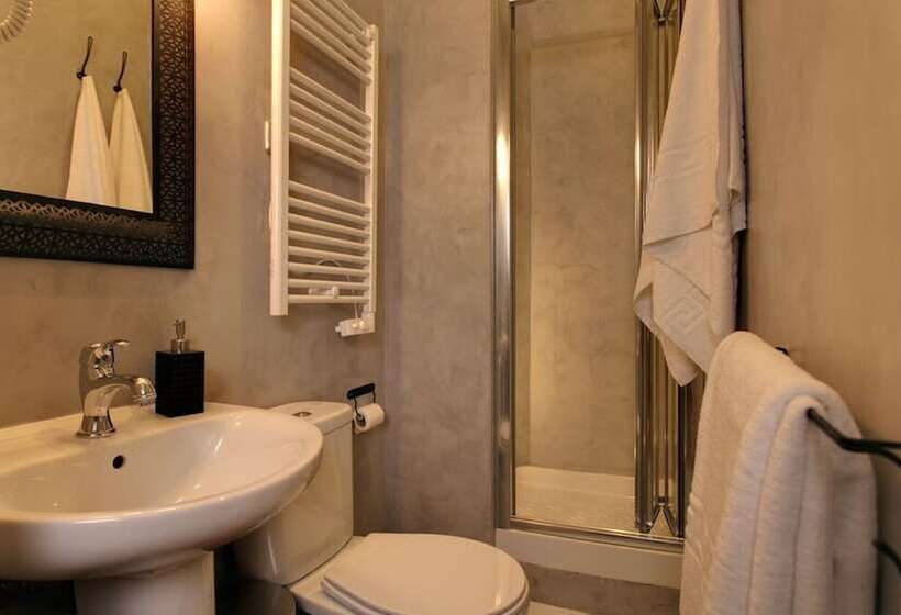 هتل Abracadabra Suites