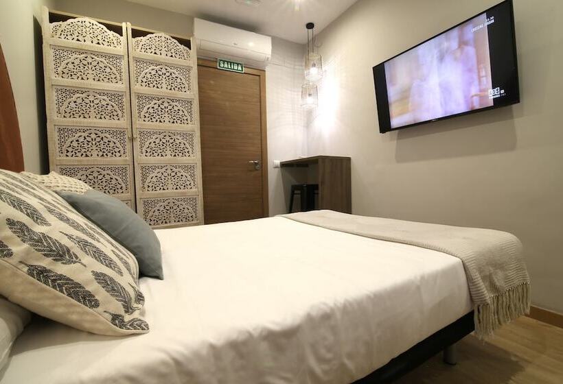 هتل Abracadabra Suites