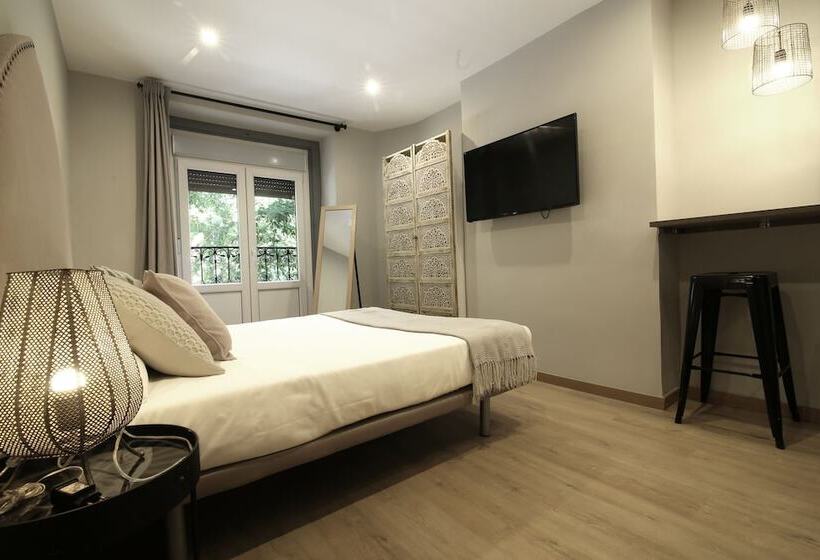 هتل Abracadabra Suites