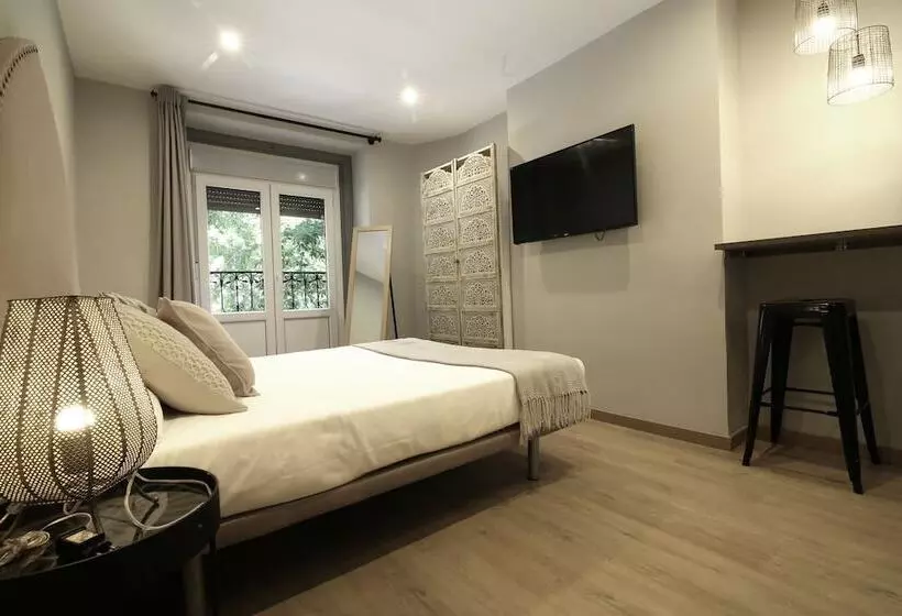 هتل Abracadabra Suites