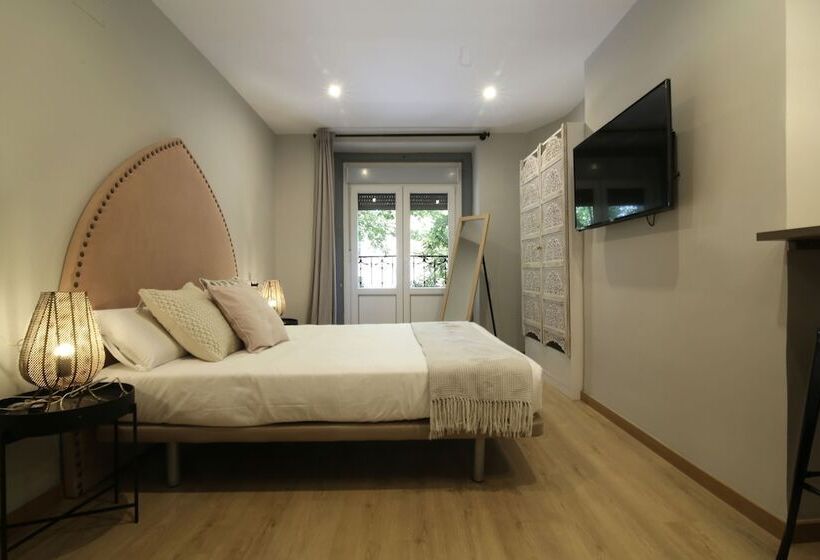 هتل Abracadabra Suites