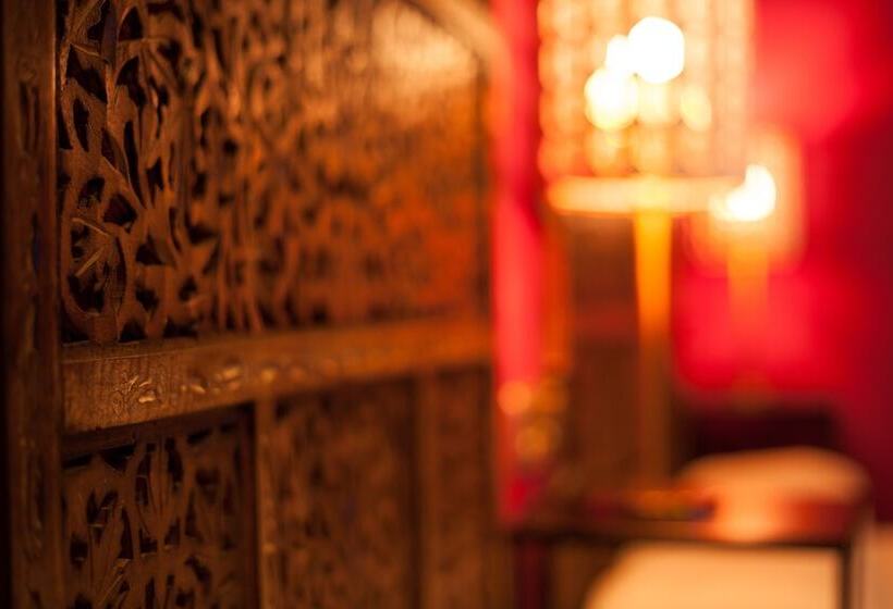 هتل Abracadabra Suites