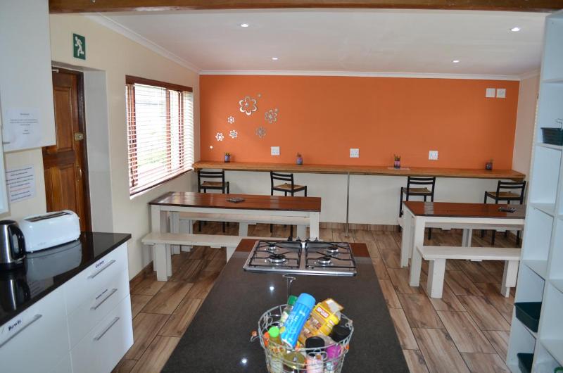 בית מלון כפרי A Sunflower Stop Backpackers