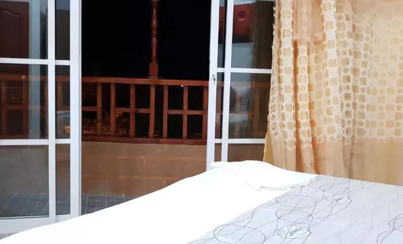هتل Arora Inn