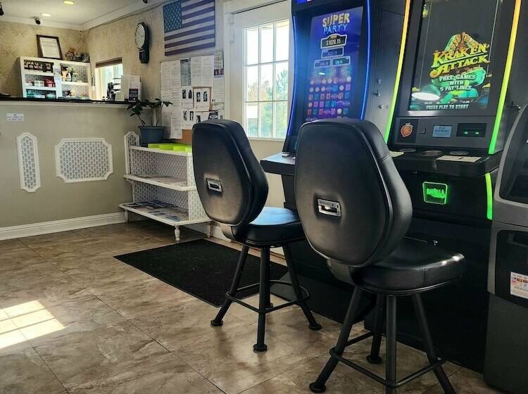 Отель Cumberland Kings Bay Lodge