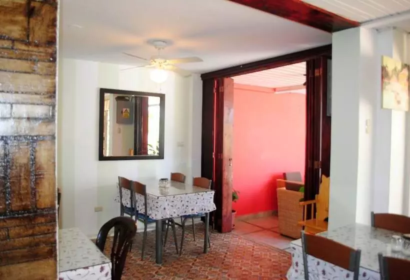 ホテル Hostal Antares