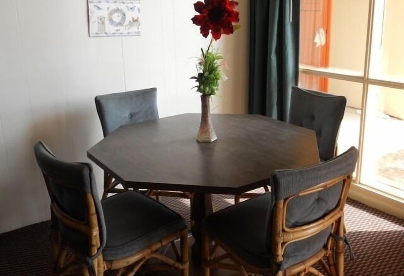 בית מלון כפרי Sea Shell Inn On The Beach