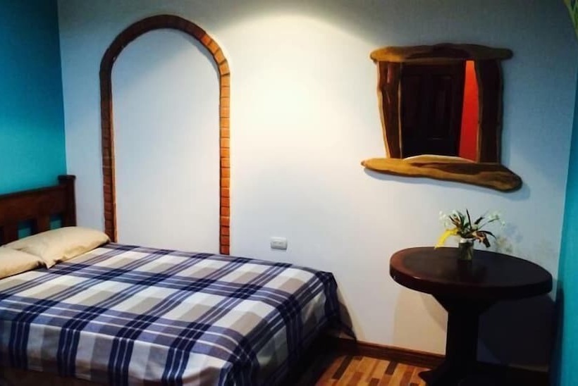 Coral Reef Surf Hostel And Camp