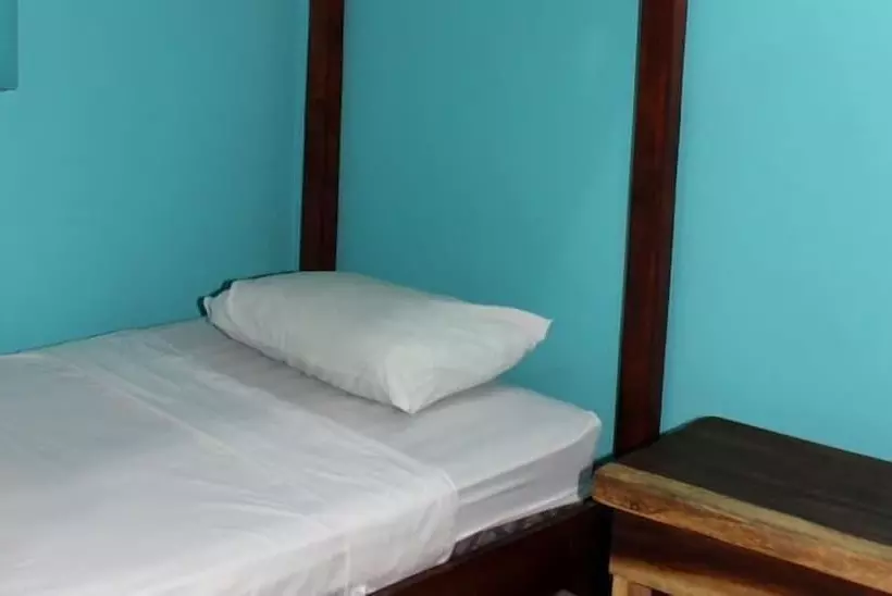Coral Reef Surf Hostel And Camp