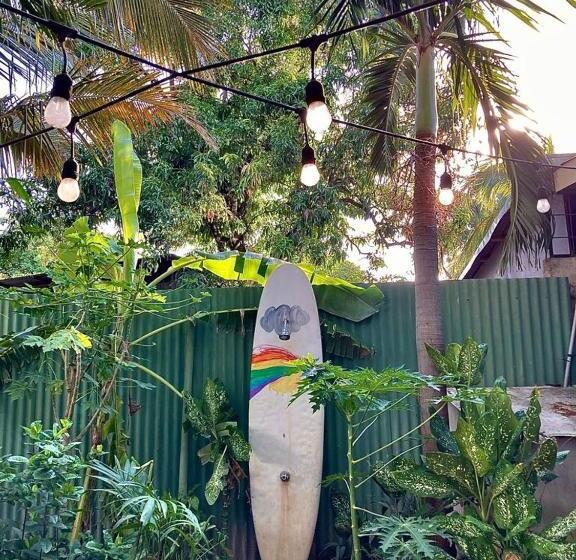 Coral Reef Surf Hostel And Camp