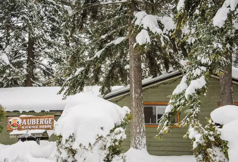 ホテル Auberge Kicking Horse Guest House