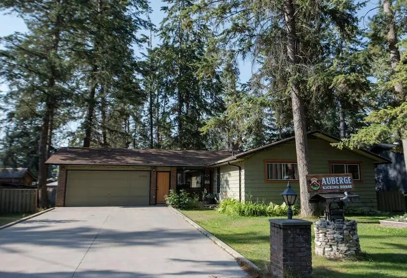 ホテル Auberge Kicking Horse Guest House