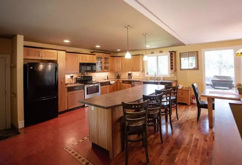 ホテル Auberge Kicking Horse Guest House
