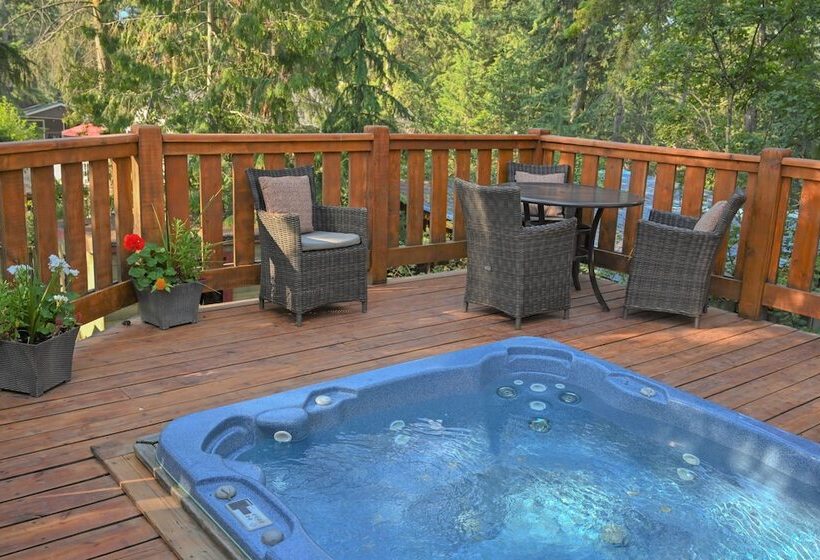 هتل Auberge Kicking Horse Guest House