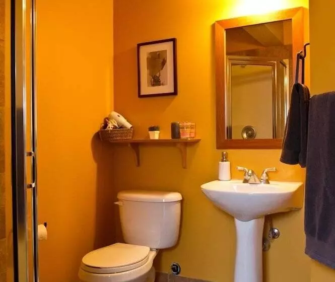 ホテル Auberge Kicking Horse Guest House