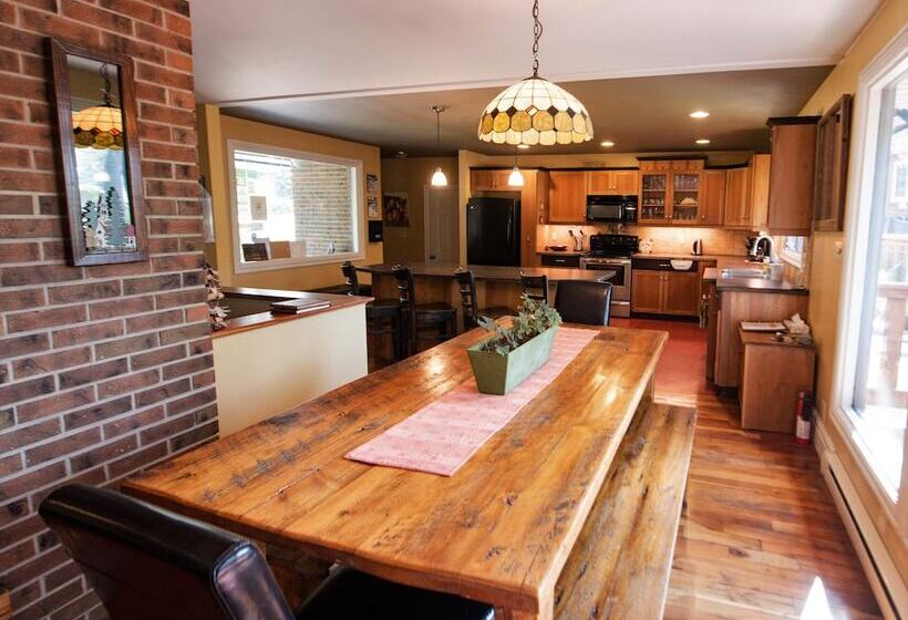 هتل Auberge Kicking Horse Guest House